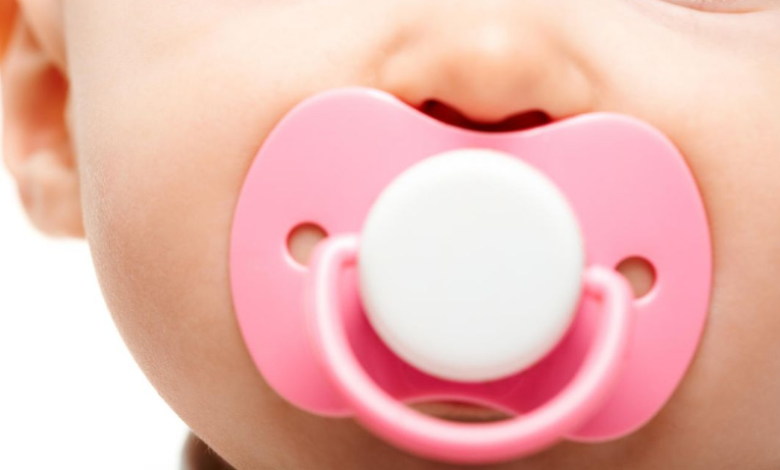 Bebeklerde Emzik Kullanmanın Faydaları ve Riskleri
